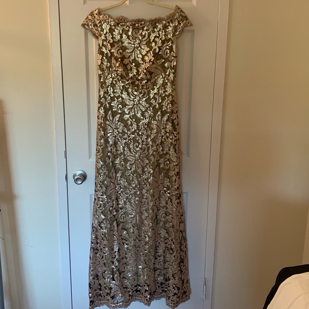 STUNNING Tadashi Shoji evening gown in gold!